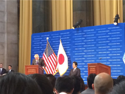 （写真：コロンビア大学での安倍総理の講演の様子）
