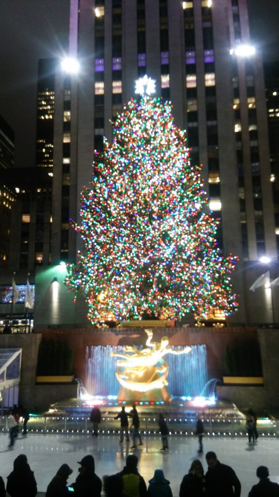 (写真:ロックフェラーセンターの クリスマスツリーとスケートリンク)