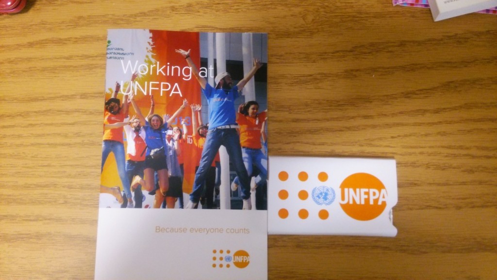 (写真左：UNFPAの説明会で配布されたパンフレット 写真右：学校のイベントでコンサートを聴きにいったカーネギーホール)
