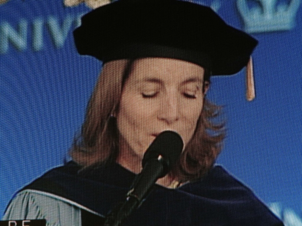 （写真左：卒業式でのケネディ大使 写真右：卒業生たちの様子）