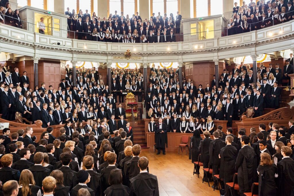 写真： 入学式(Matriculation Ceremony)の様子です。