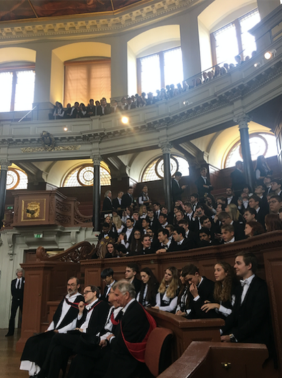 写真：左からmatriculation の様子とfreshers’ fair の様子