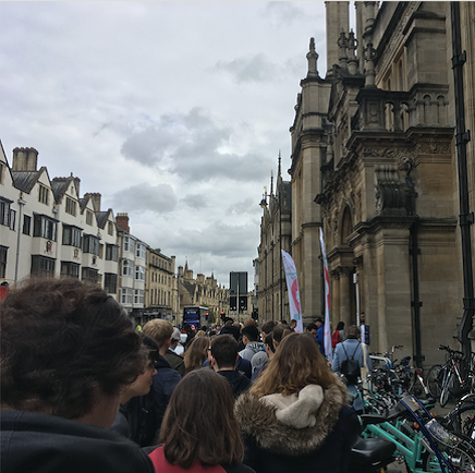 写真：左からmatriculation の様子とfreshers’ fair の様子